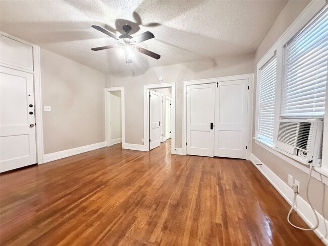 Photo - 1126 Berthea St Unidad 7