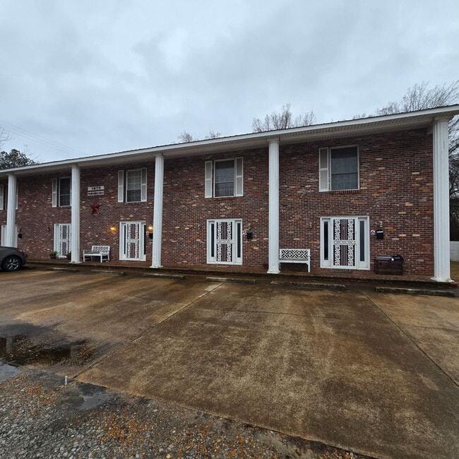 Building Photo - 2/1.5 Townhouse with Water, Trash, Sewer, ... Unit Apartment 5