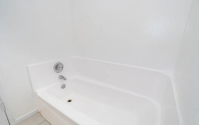 Building Photo - This is a wonderfully light and bright one... Unit U109P Rental