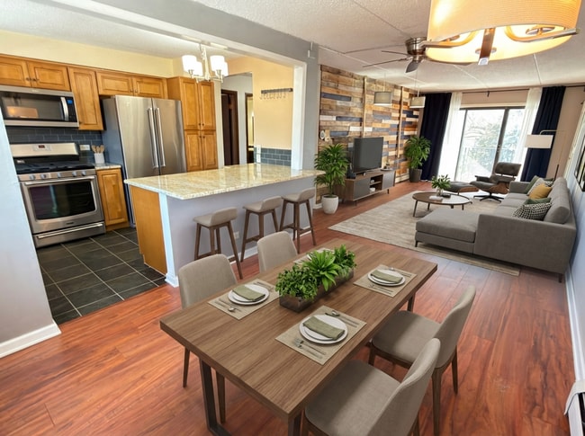 Building Photo - Spacious 2 bedroom, 1 bathroom condo apartment on third floor