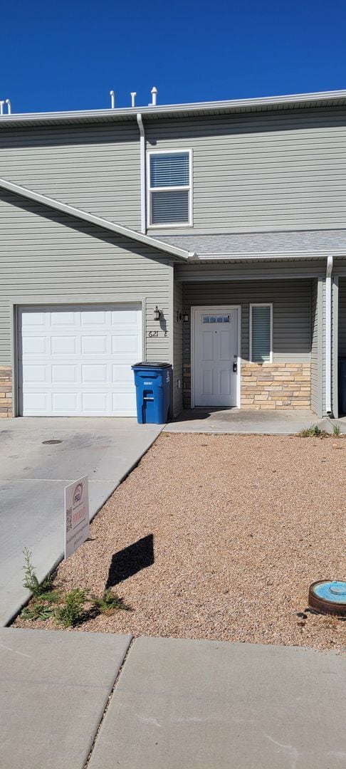 Building Photo - Condo Close to Shopping