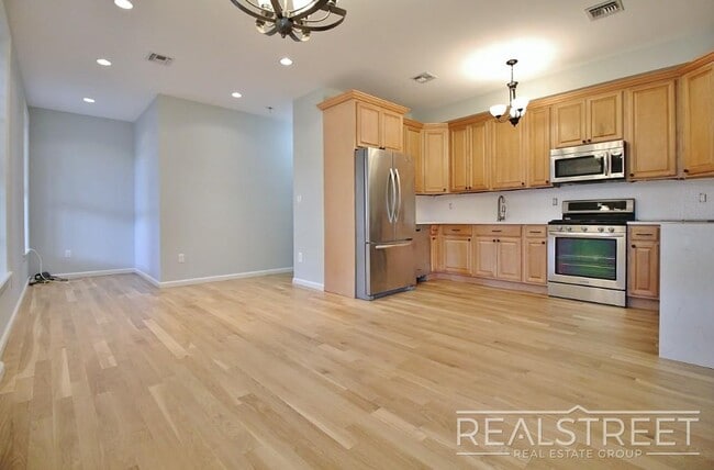 Renovated 3 BR 2 BA in Crown Heights - Renovated 3 BR 2 BA in Crown Heights Apartment Unit 3