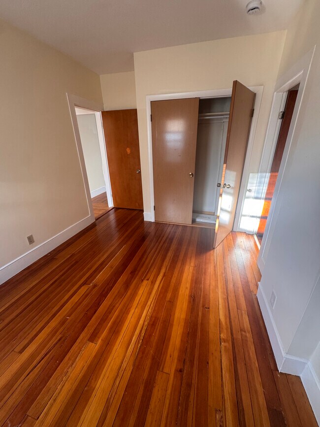 bedroom 2 - 197 Sheridan Ave Unit Third Floor