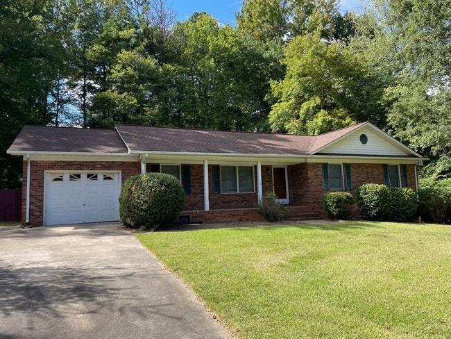 Building Photo - Beautiful 3 bed, 2 bath brick home located...