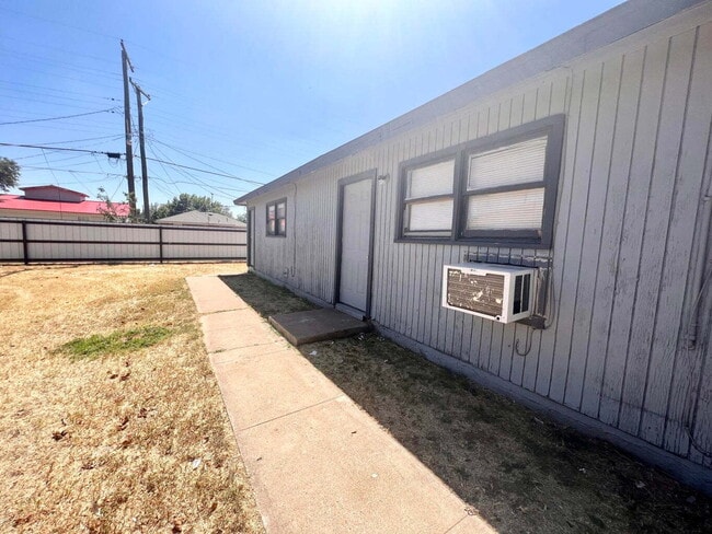 Building Photo - "Updated 2-Bedroom in Lubbock !"