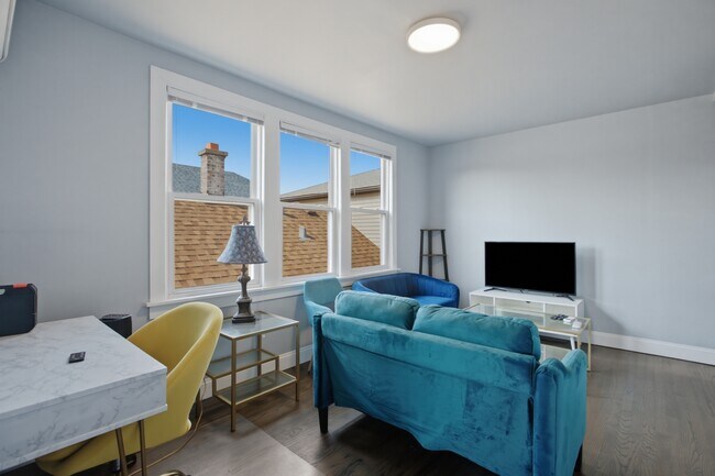 Photo - 2430 N Normandy Ave Unit 2