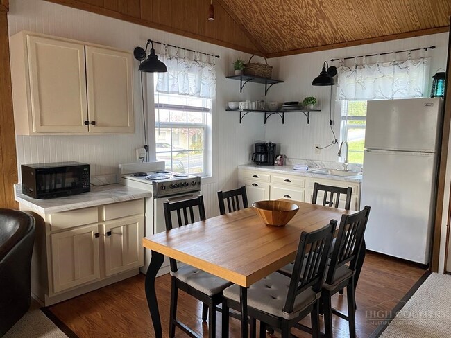 Photo - 562 Nikanor Rd