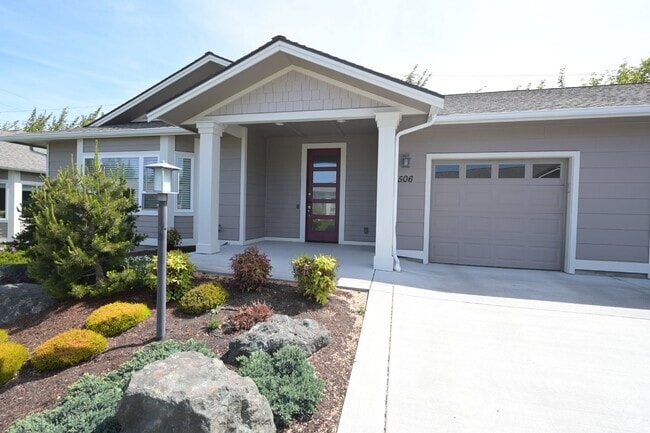 Building Photo - Very nice no-step entry, 2 bed, 2 bath, 1 ... Rental