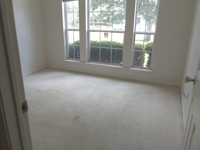 Building Photo - 4201 Windwood Dr
