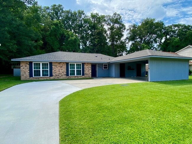 Building Photo - Quite Peaceful Home with Large Yard