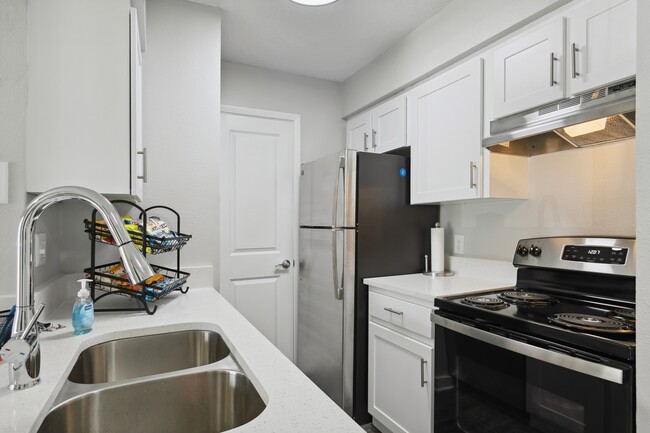 Cocina con gabinetes blancos