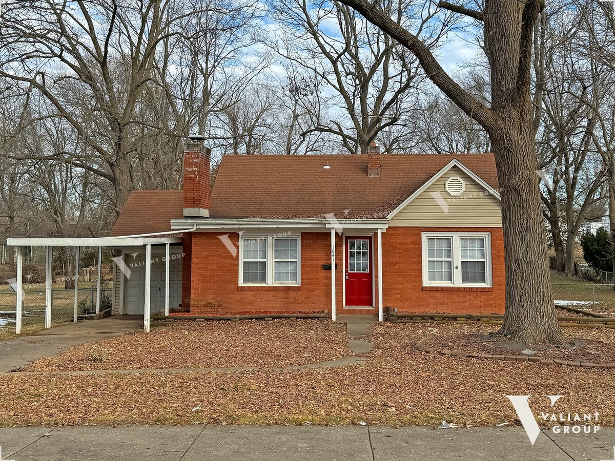 Charming 2-Bedroom, 1-Bathroom Red Brick H... - Charming 2-Bedroom, 1-Bathroom Red Brick H... Casa