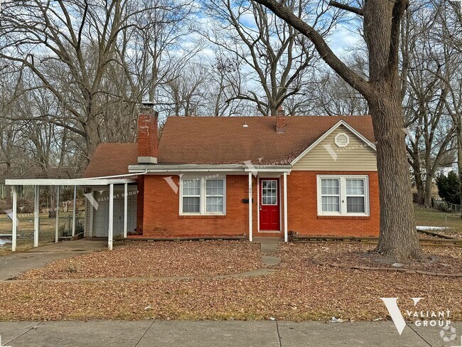 Building Photo - Charming 2-Bedroom, 1-Bathroom Red Brick H... Rental