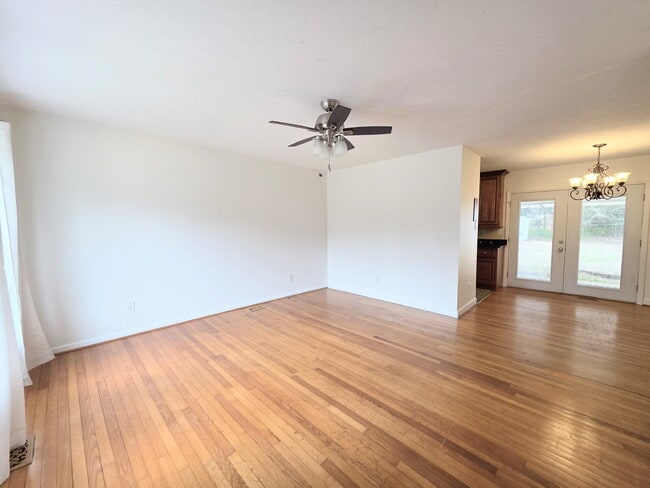 Photo - "Charming 3-Bed Oasis with Granite Touches in Fayetteville – 1600 Sq Ft of Comfort!"