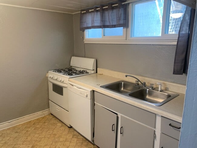 Building Photo - 615 19th St Unit 2