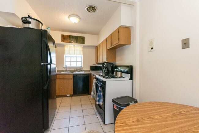 Photo - Brighton 3 Bed – Heat & Hot Water Included – 2 Parking Spots – No Fee