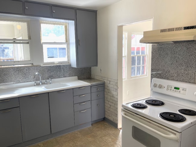 Photo - 612 W Plumb Ln