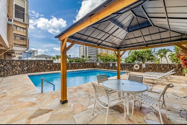 Building Photo - Cute 1 bedroom 1 bath with parking Unit Makini 604