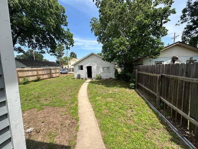 Photo - 728 E Ave B