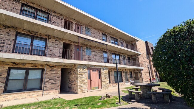 Building Photo - 2610 Oakton St