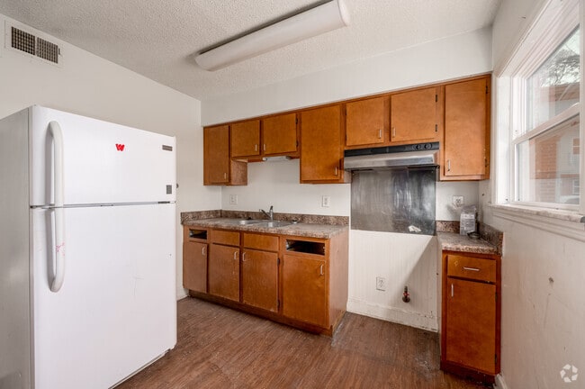 2BR, 1BA - 830SF - Kitchen