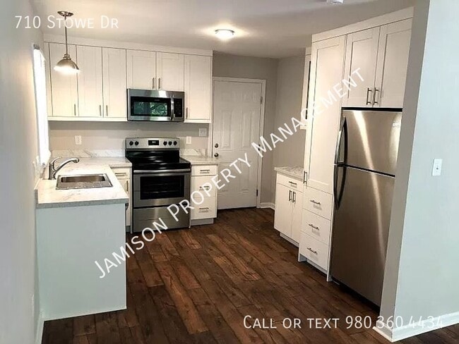 Photo - 710 Stowe Dr