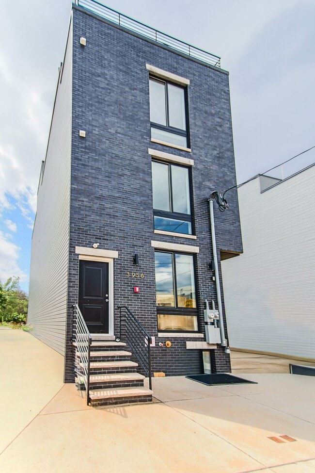 Building Photo - 3956 Parrish St Unit C