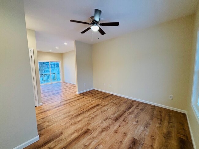 Photo - 290 Perry St NE