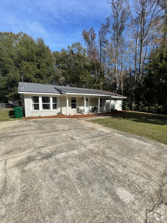 Building Photo - Home in Ozark!