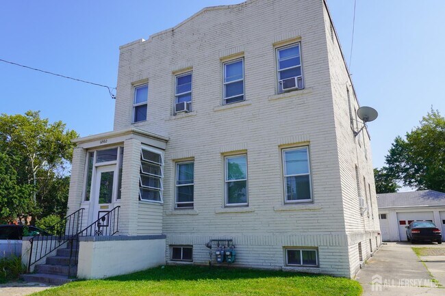 Building Photo - 1860 Woodbridge Ave Rental