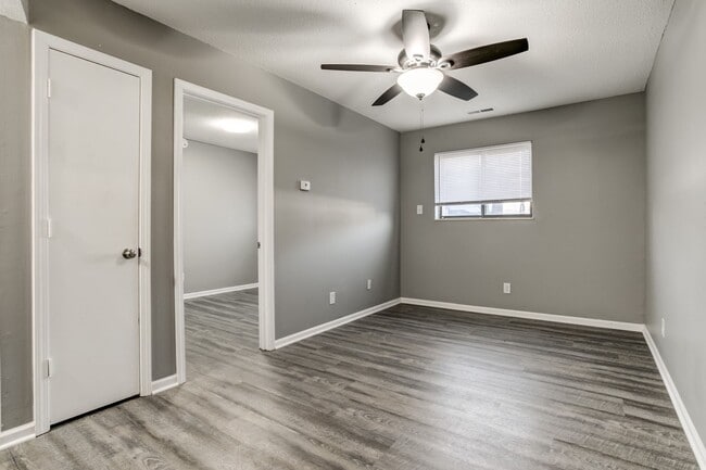 Photo - Glen Oaks Apartments