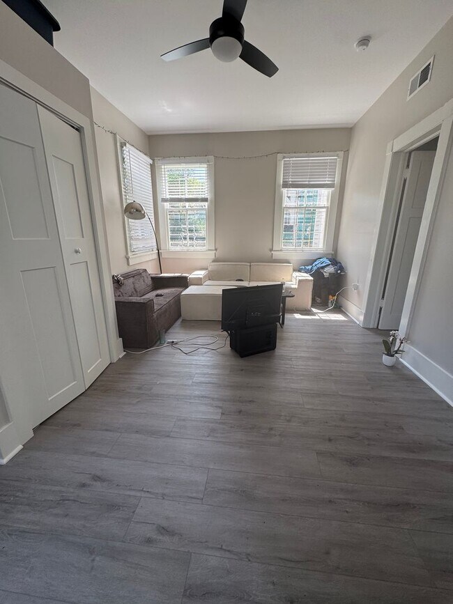 Photo - Renovated 2bed steps from Campus ! August 1 Lease Unidad 1133 Pine Lower Rear / 7212 Oak