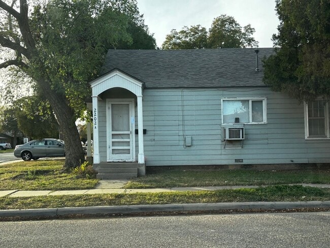 Building Photo - 2202 18th St Rental