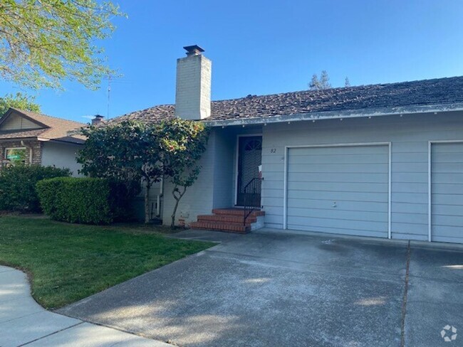 Building Photo - Charming duplex on cul-de-sac Rental