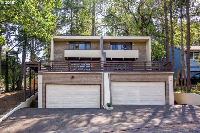 Building Photo - Beautiful 2 Bedroom, 2.5Bathroom Duplex Located Near Amazon Park