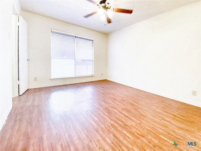 Photo - 106 Hughson Ct