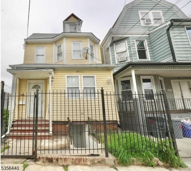 Building Photo - 159 Grafton Ave Unit 2 Rental