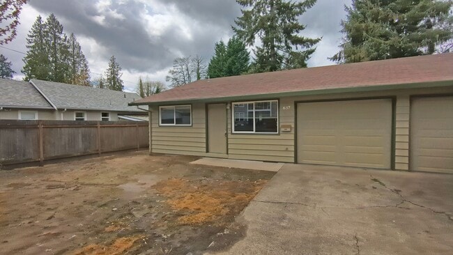 Building Photo - 2 bedroom 1 bath single level duplex