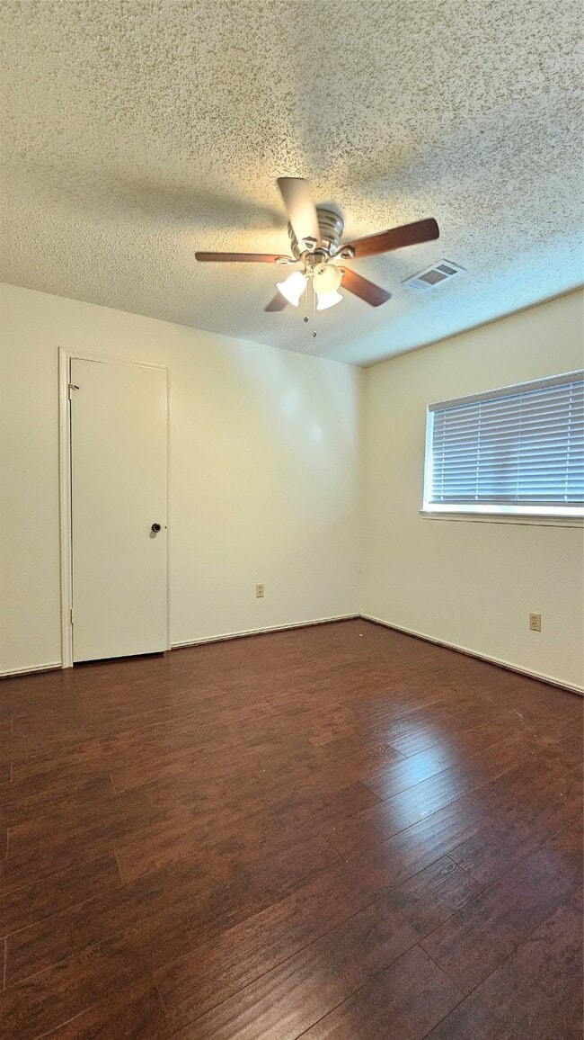 Building Photo - 543 Oakdale Dr