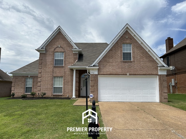 Building Photo - Massive 5BR/3BA Memphis Home with Vaulted Ceilings, Luxury Bath & 2-Car Garage!