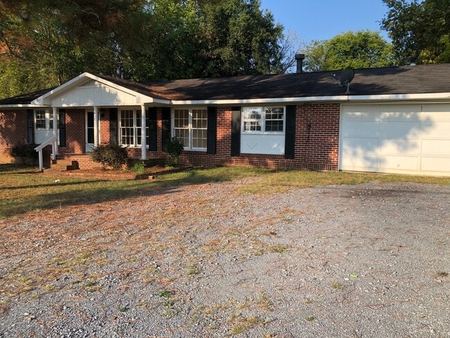 Building Photo - 3 Bedrooms, 2 Bathrooms - House in Armuchee!