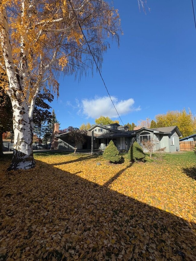 Building Photo - Spacious 6 Bedroom, 3 Bathroom Home Near CWU