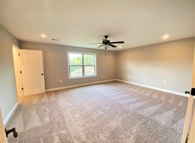 Building Photo - 1002 Villa Cir