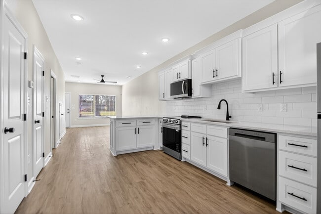 Building Photo - 201 E 17th St