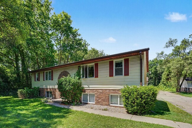 Photo - SUMMER MOVE IN SPECIAL- $300 off your move-in before July ***Ask about our Security Deposit Alter... Unit 1313 Huntington #2