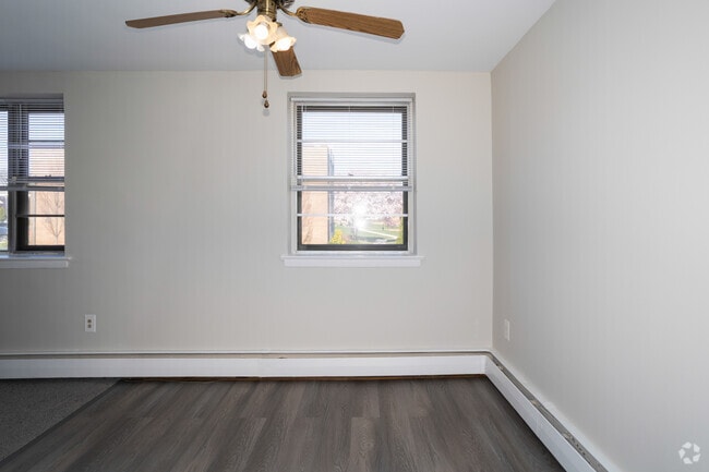 1BR, 1BA - 650-720SF - Dining Room - Algon Arms