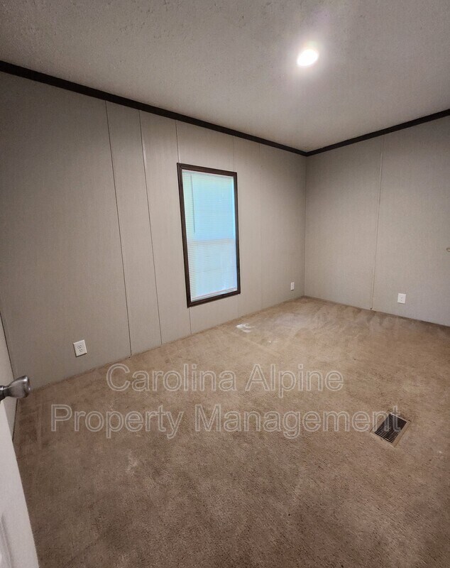 Photo - 220 Starling Ln