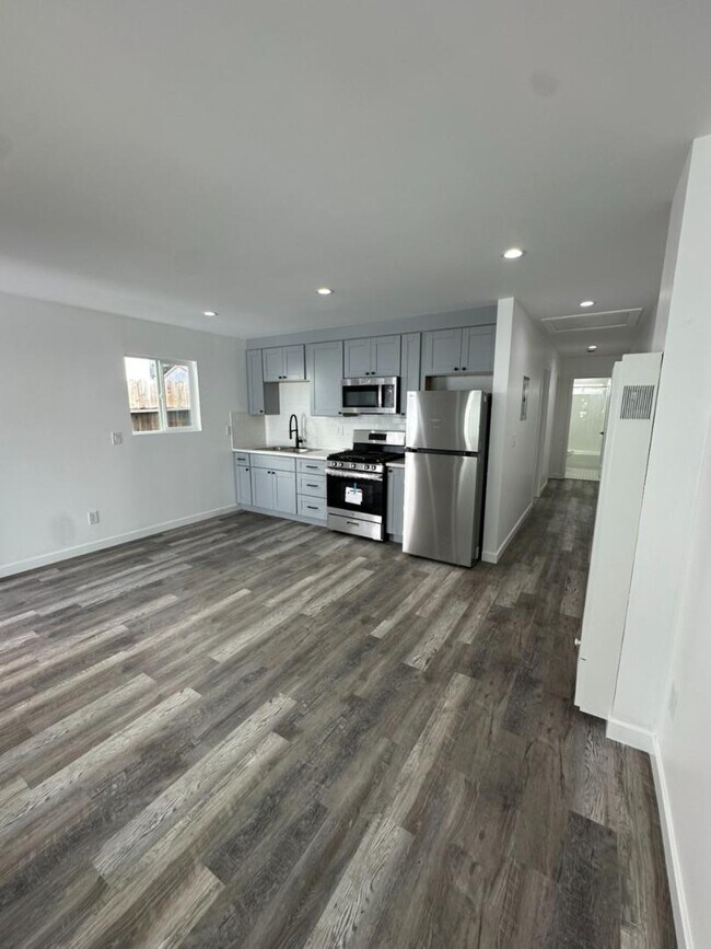 Photo - 626 W 54th St