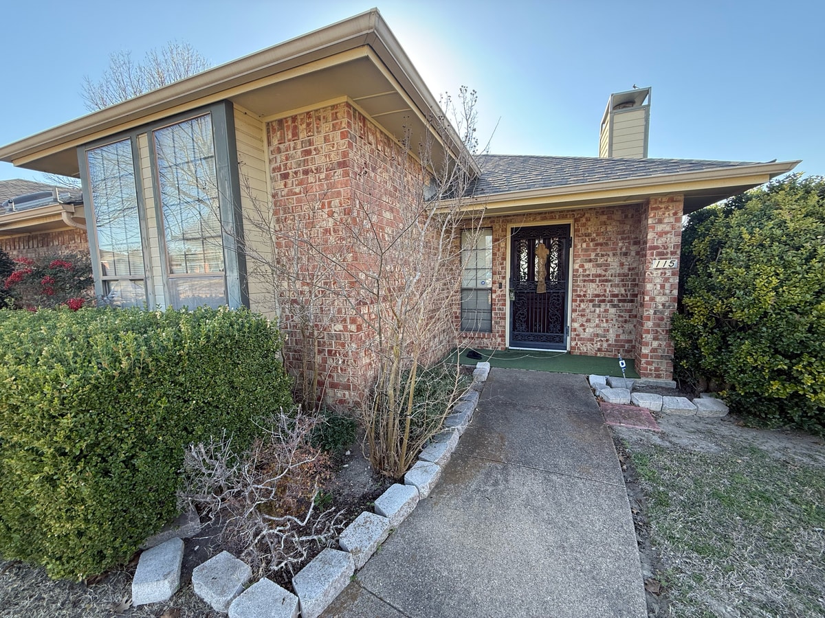 Photo - 115 Larchbrook Dr