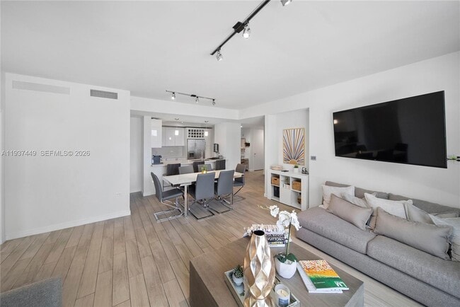 Building Photo - 999 SW 1st Ave Unit 1617